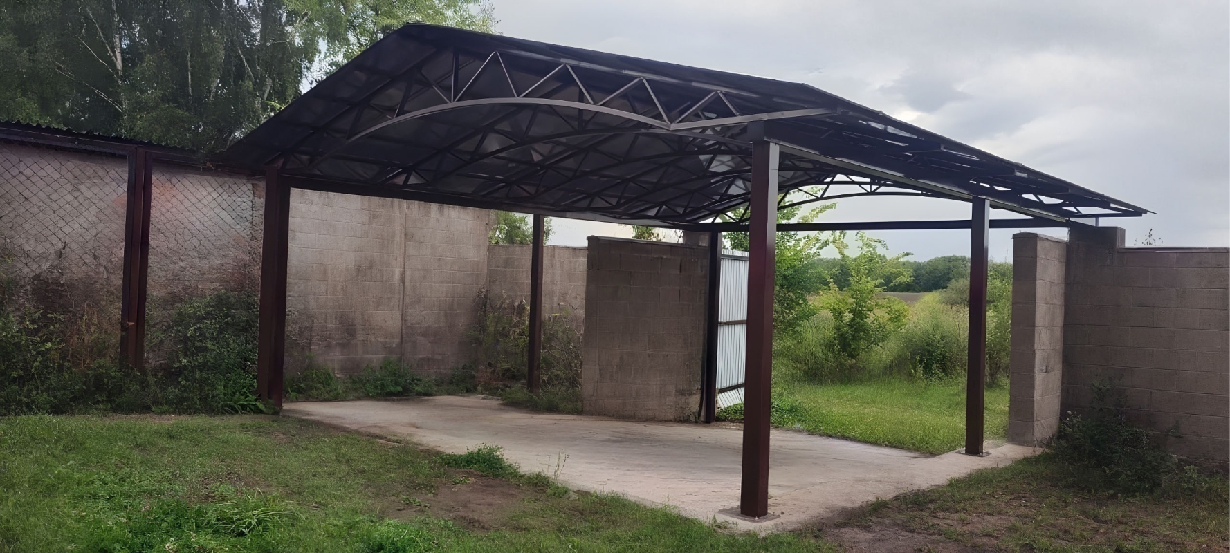 Двускатный навес с поликарбонатом для автомобиля Односкатный навес над крыльцом из поликарбоната