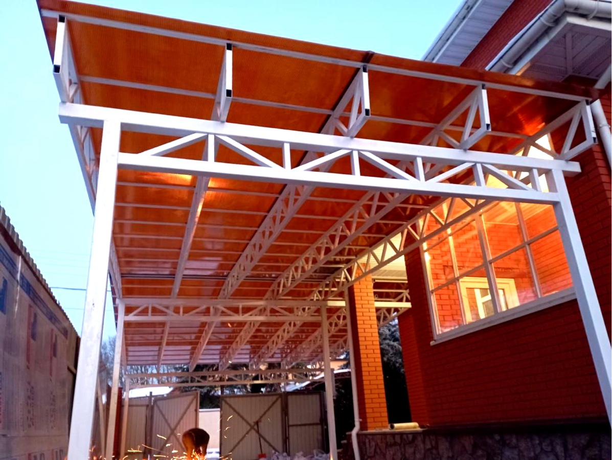 Навес для двора загородного дома Навес для бассейна из поликарбоната