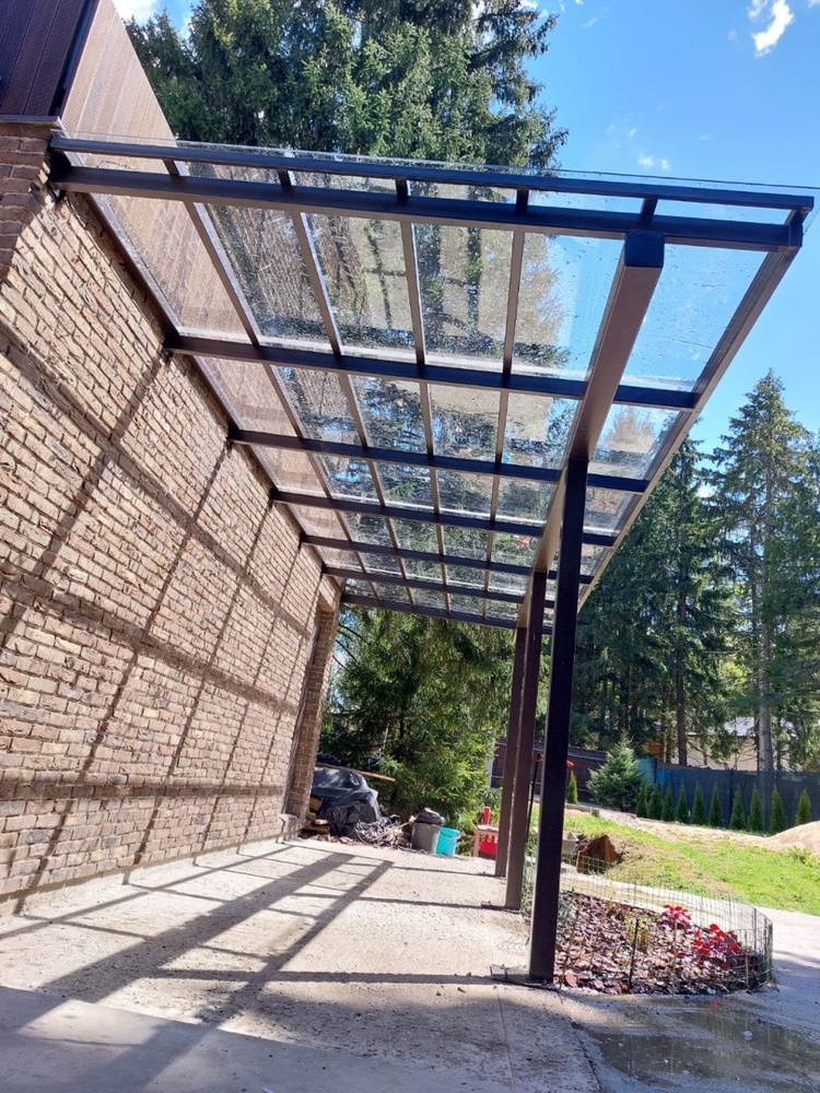Односкатный навес-пристрой к дому из монолитного поликарбоната Односкатный навес над крыльцом из поликарбоната