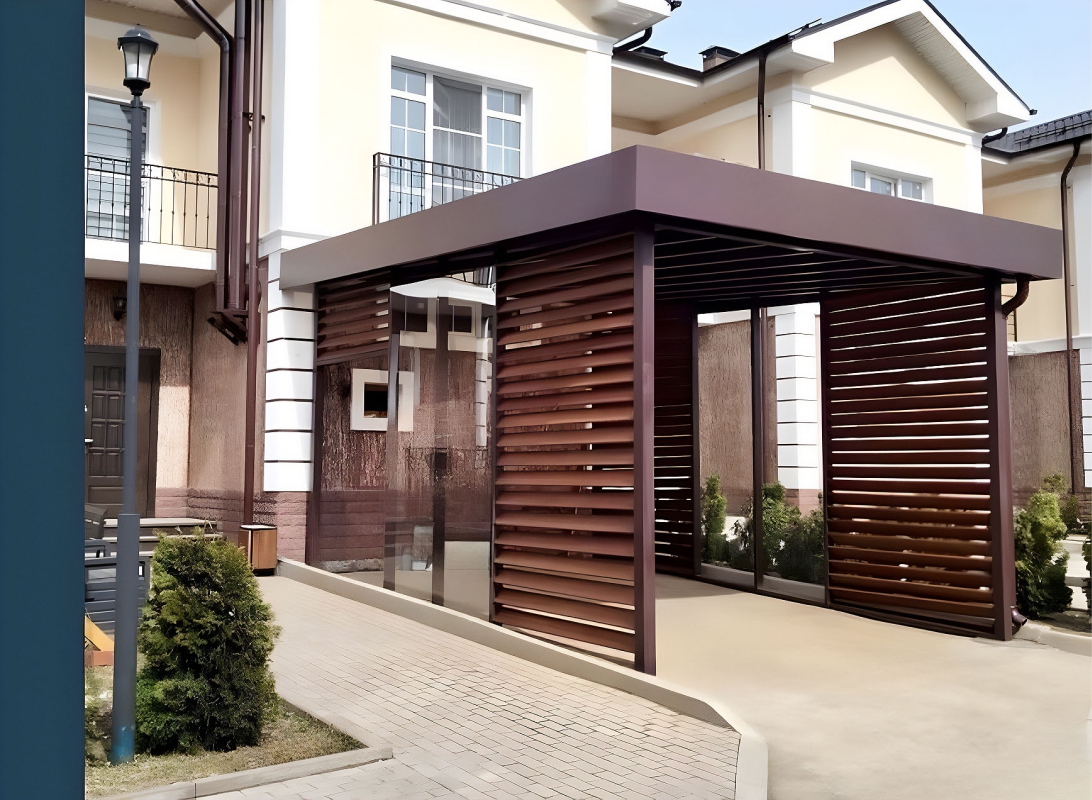 Односкатный автонавес из поликарбоната в стиле хай-тек для автомобиля с закрытыми боковинами Односкатный навес над крыльцом из поликарбоната